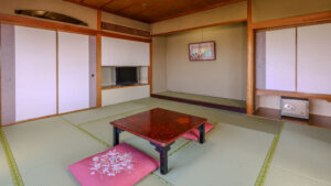 Habitación de tatami con mesa baja y cojín de suelo