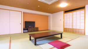 Habitación de tatami con mesa baja y cojín de suelo