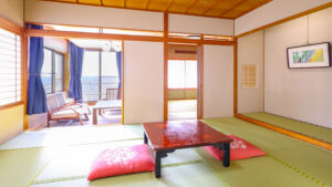 Habitación de tatami con mesa baja y cojines en el suelo