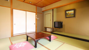Habitación de tatami con mesa baja y cojines de suelo