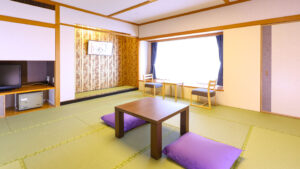 Habitación de tatami con mesa baja y cojines de suelo