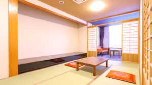 Habitación de tatami con mesa baja y cojines de suelo
