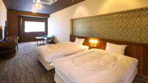 Dos camas individuales en una habitación de ryokan