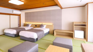 Dos camas en una habitación de huéspedes con tatami