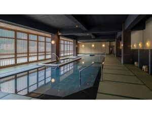 Öffentliches Innenbad mit Tatami-Gang und großen Fenstern