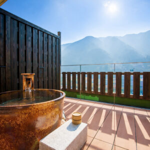 Privates Open-Air-Bad auf dem Balkon mit Bergblick