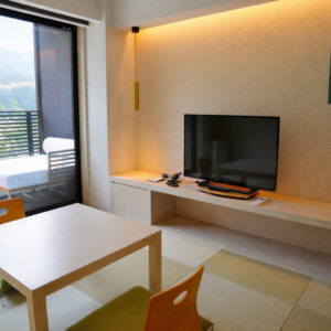 Tisch, Stühle und Fernseher in einem Gästezimmer
