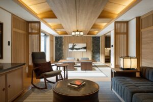 Tatami-Gästezimmer mit Stühlen, niedrigem Tisch und Sofa