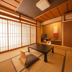 Tatami-Zimmer mit niedrigem Tisch und Bodenstuhl