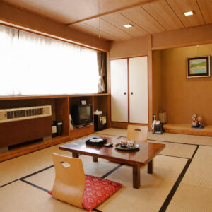 Tatami-Zimmer mit niedrigem Tisch und Bodensesseln