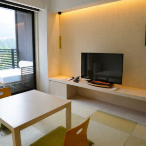 Tatami-Sitzbereich mit Tisch, Stühlen und Fernseher