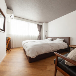 Zwei Betten in einem hellen Gästezimmer