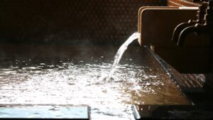 Wasser fließt in ein dampfendes Privatbad