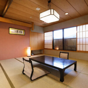 Chambre en tatami avec table basse et chaises de sol