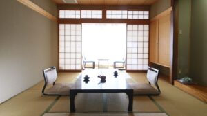 Chambre en tatami avec table basse et chaises de sol