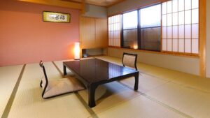 Chambre en tatami avec table basse et chaises de sol