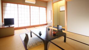 Chambre en tatami avec table basse et chaises de sol