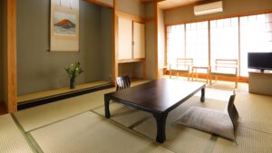 Chambre en tatami avec table basse et coussins de sol