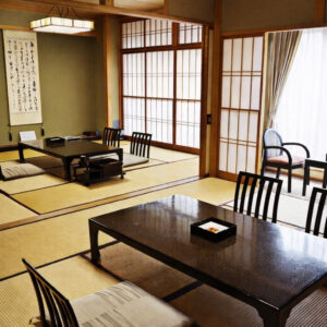Chambre en tatami avec tables basses et coussins de sol