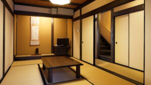 Camera in tatami con tavolo basso e alcova
