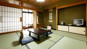 Camera in tatami con tavolo basso e sedie da pavimento