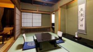 Camera con tatami, tavolo basso e cuscini da pavimento
