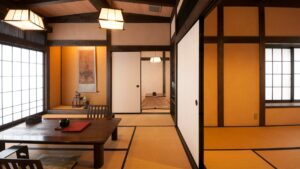Camera con tatami, tavolo basso e area salotto