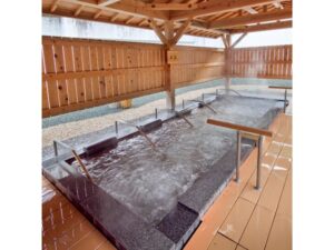 Bagno termale coperto con pareti in legno