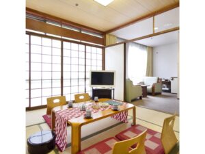 Camera in tatami con tavolo basso e sedie