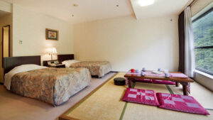 Letti singoli accanto a un tavolo basso e cuscini da pavimento