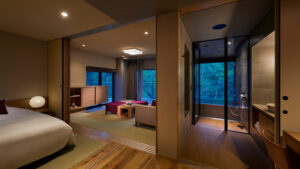 Gästezimmer mit Bett, Tatami-Sitzbereich und Bad