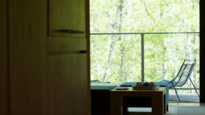 Sitzbereich am großen Fenster mit Balkonstuhl