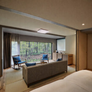 Sofa und Stühle am großen Fenster im Zimmer