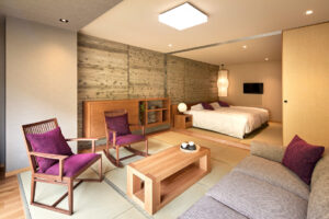 Tatami-Sitzbereich mit Stühlen, Sofa und Bett