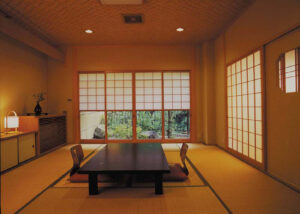 낮은 테이블과 좌식 의자가 있는 다다미방