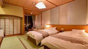 Dos camas individuales en una habitación con tatami