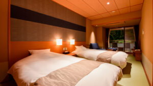 Dos camas en una habitación de ryokan