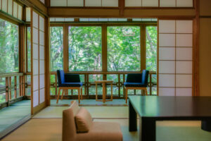 Tatami-Zimmer mit Stühlen an großen Fenstern