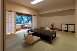 Tatamizimmer mit niedrigem Tisch und Bodenstühlen