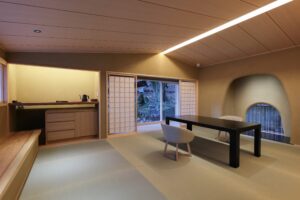 Tatami-Sitzbereich mit Tisch und Stuhl