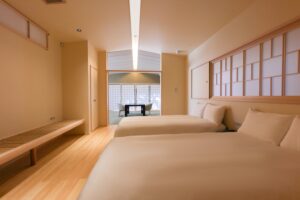 Zwei Betten in einem japanischen Gästezimmer