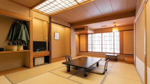 Chambre d’hôtes en tatami avec table basse et chaises de sol