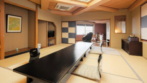 Chambre en tatami avec table basse et coussins de sol