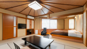 Chambre en tatami avec table basse et lit surélevé