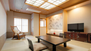 Chambre en tatami avec table basse, coussins de sol et chaise