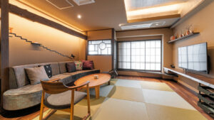 Chambre en tatami avec canapé, chaises et table basse