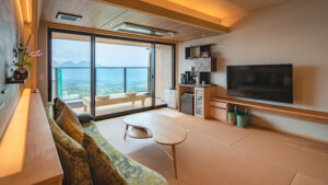 Chambre en tatami avec canapé, table basse et vue sur la montagne