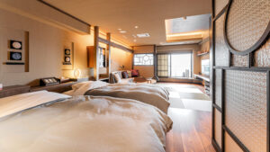 Lits jumeaux dans une chambre de style japonais