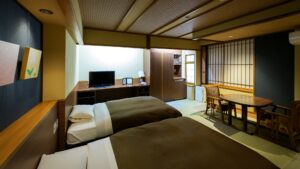 Lits jumeaux dans une chambre d’hôtes de style tatami