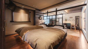 Deux lits jumeaux dans une chambre moderne de ryokan